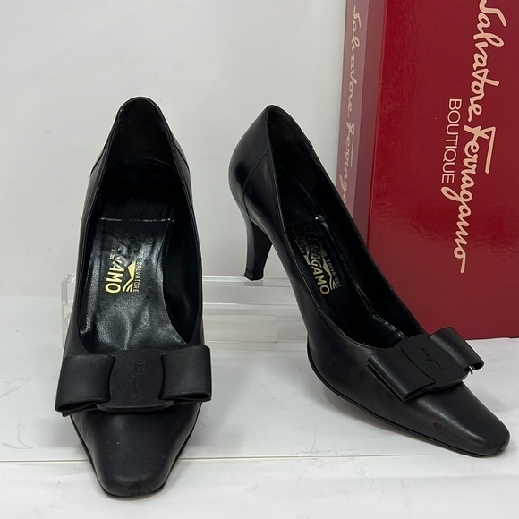 Salvatore Ferragamo Sz 8B Black Leather Vara Bow Low 2.75” Heel Pumps - Picture 1 of 15